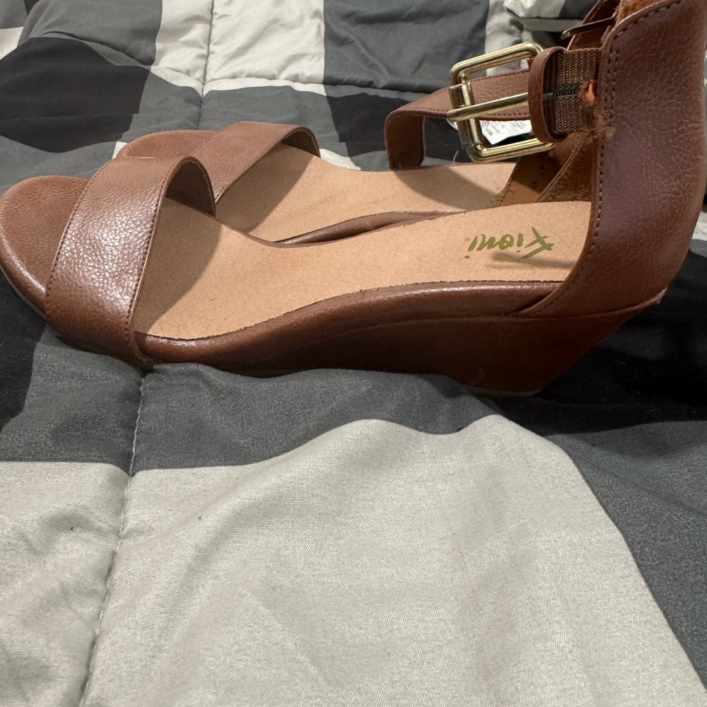 FIONI Clothing Brown Sandals with Buckle - Picture 2 of 3